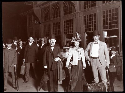 Alice Nielsen, Eugene Cowles y Frank Perley antes de abordar un tren especial con destino a Toronto, Canadá, 1898 de Byron Company